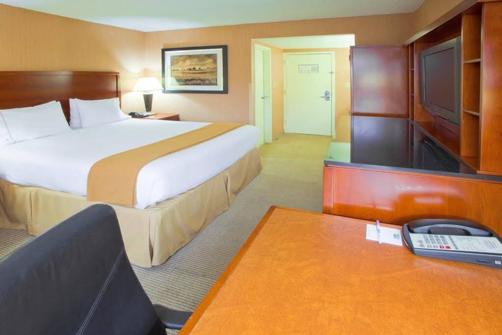 Holiday Inn Express Fairfax-Arlington Boulevard By Ihg Kültér fotó